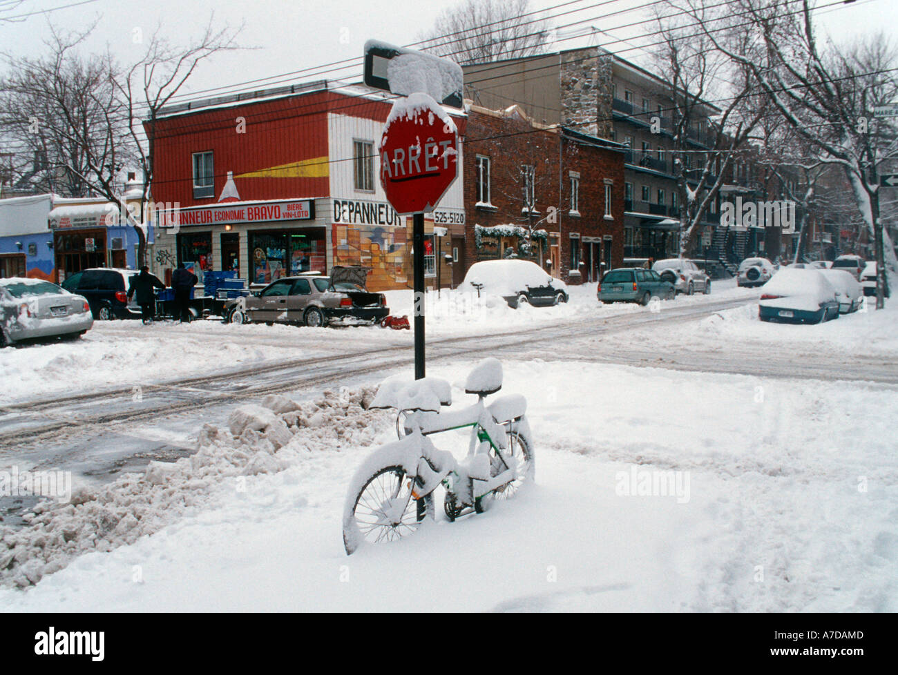 Una tipica strada di Montreal scena dopo una nevicata Foto Stock