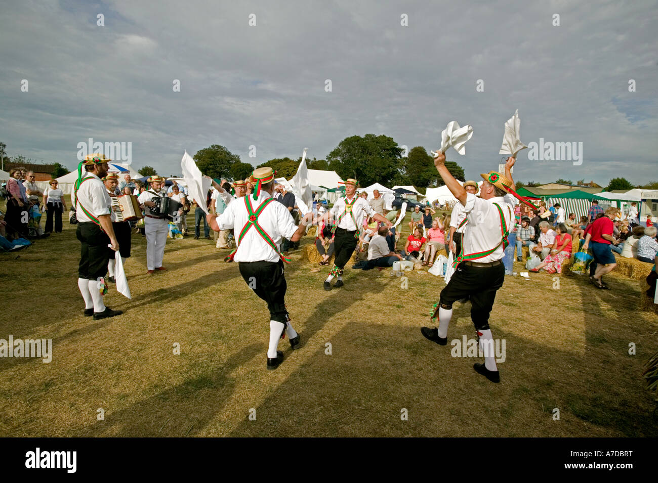Morris ballerini danzare a Sturminster Newton Festa del formaggio in Dorset Regno Unito Foto Stock