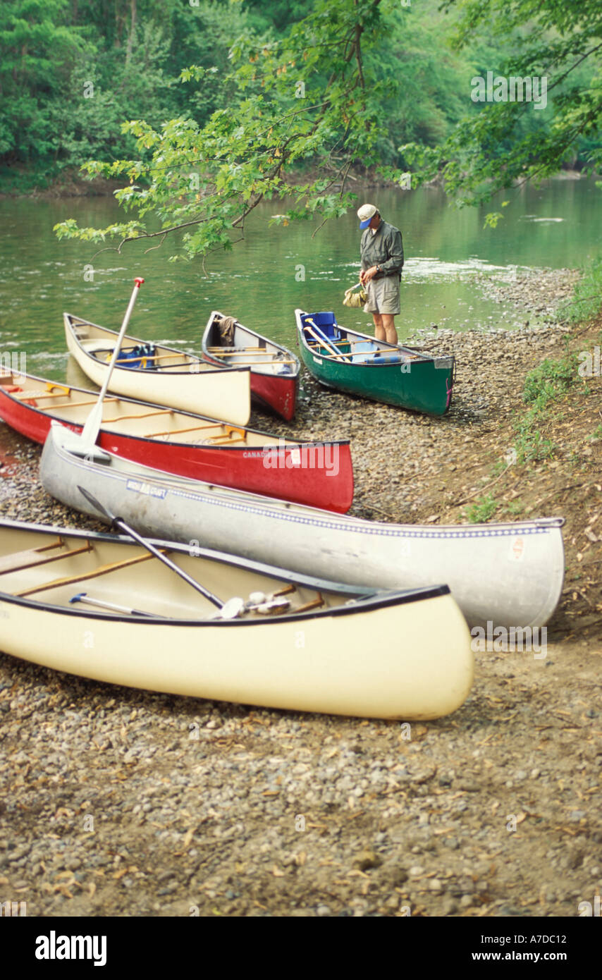 Canoe sulla riva della forcella centrale del fiume Vermiglio un nazionali designati scenic river Kickakpoo membro Park Illinois Foto Stock