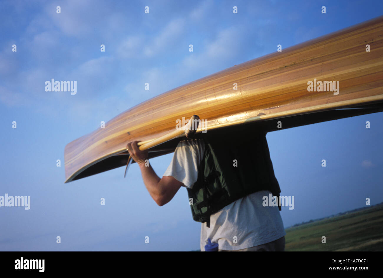 Portaging una canoa in North Dakota MR Foto Stock