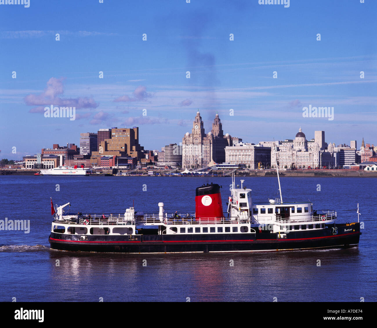 Mersey Ferry e dello Skyline di Liverpool Merseyside England Foto Stock