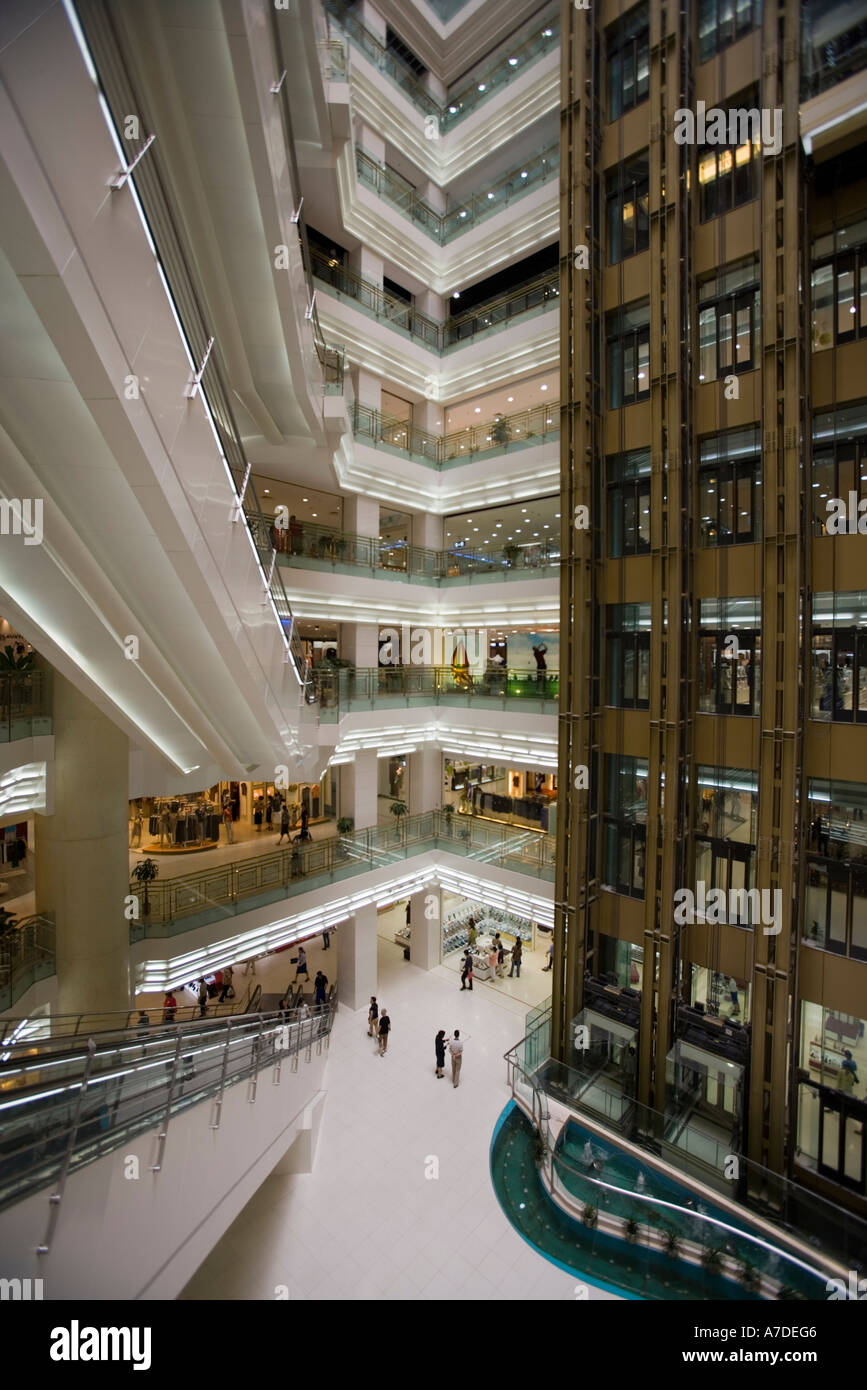 Asia Cina Shanghai Atrium del New World City Shopping Mall vicino a Piazza del Popolo e Nanjing Road Foto Stock