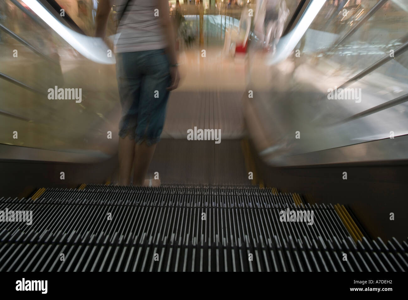 Asia Cina Shanghai acquirenti di escalator atrio interno del New World City shopping mall Foto Stock