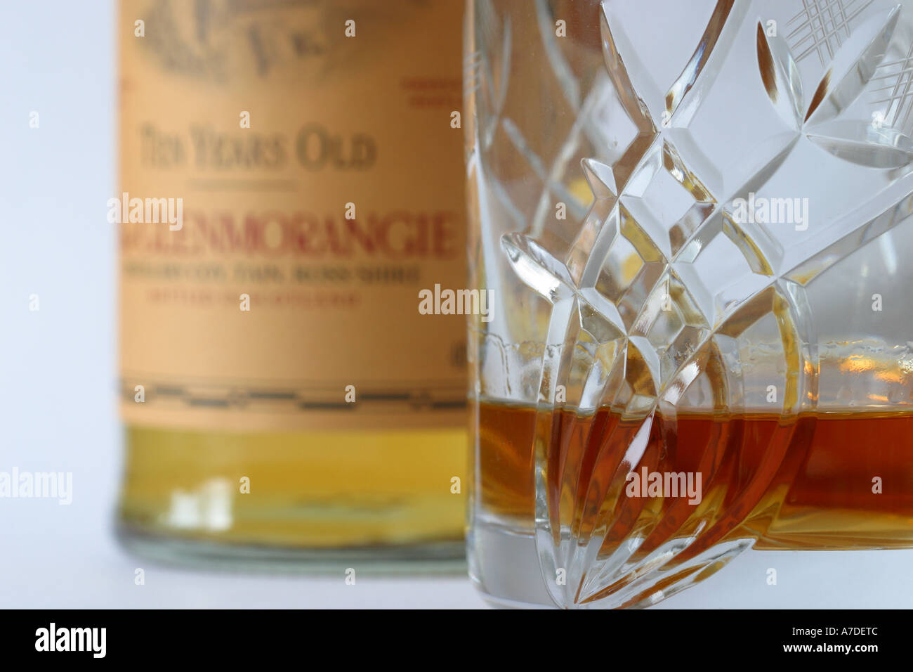Single malt whisky Glenmorangie bottiglia e un bicchiere di vetro Foto Stock