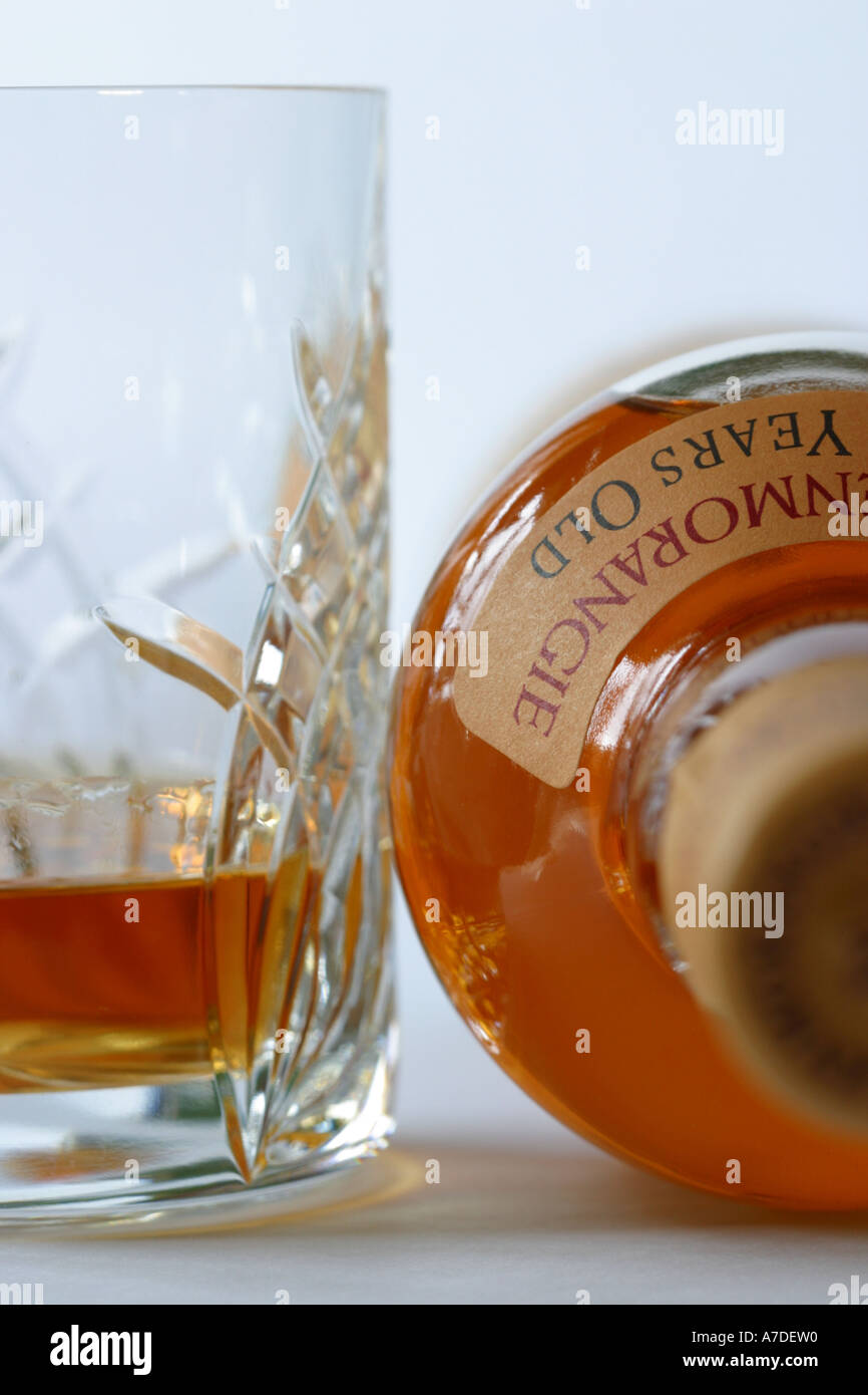 Single malt whisky Glenmorangie bottiglia e un bicchiere di vetro Foto Stock