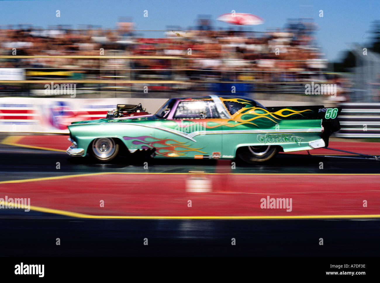 1956 Ford Pro modificato (pro mod) dragster accelerando su un drag strip Foto Stock