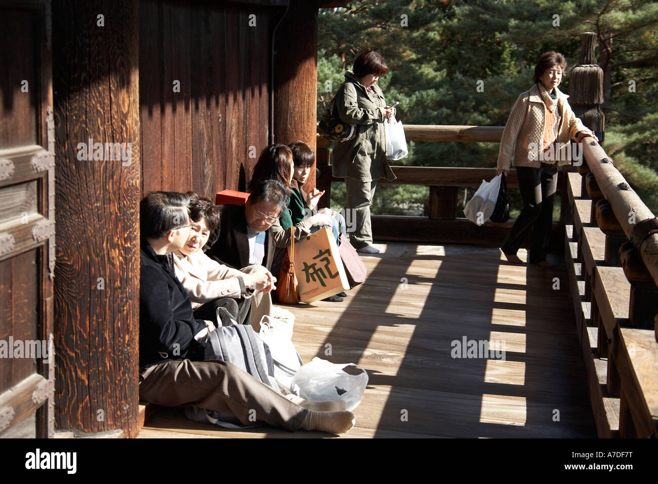 Visitatori sul gate di Sammon nel tempio di Nanzenji città di Kyoto in Giappone Asia storico edificio tradizionale Foto Stock