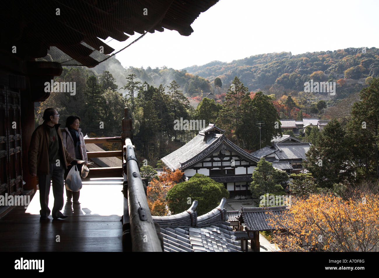Visitatori sul gate di Sammon nel tempio di Nanzenji città di Kyoto in Giappone Asia storico edificio tradizionale Foto Stock