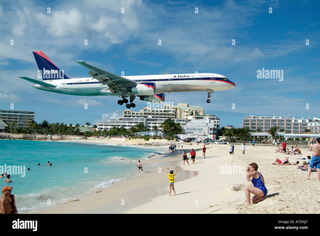 Jet aria piano terra in pista che termina presso il Sun Beach sull'isola caraibica di St Maarten Martin nelle Antille Foto Stock