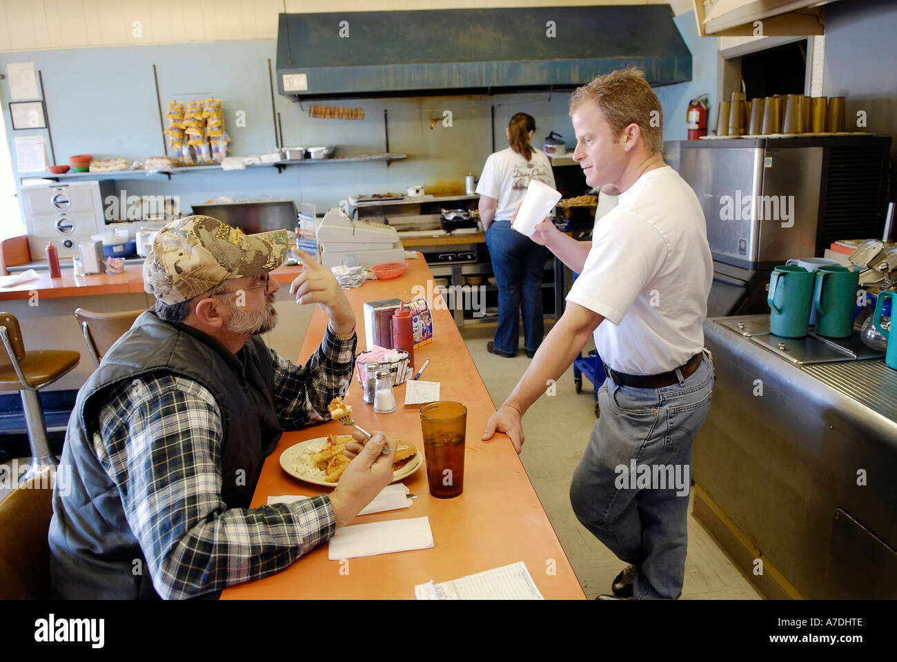 Piccolo ristorante di stile familiare nelle zone rurali la Georgia con il proprietario del maschio di parlare con un cliente Foto Stock