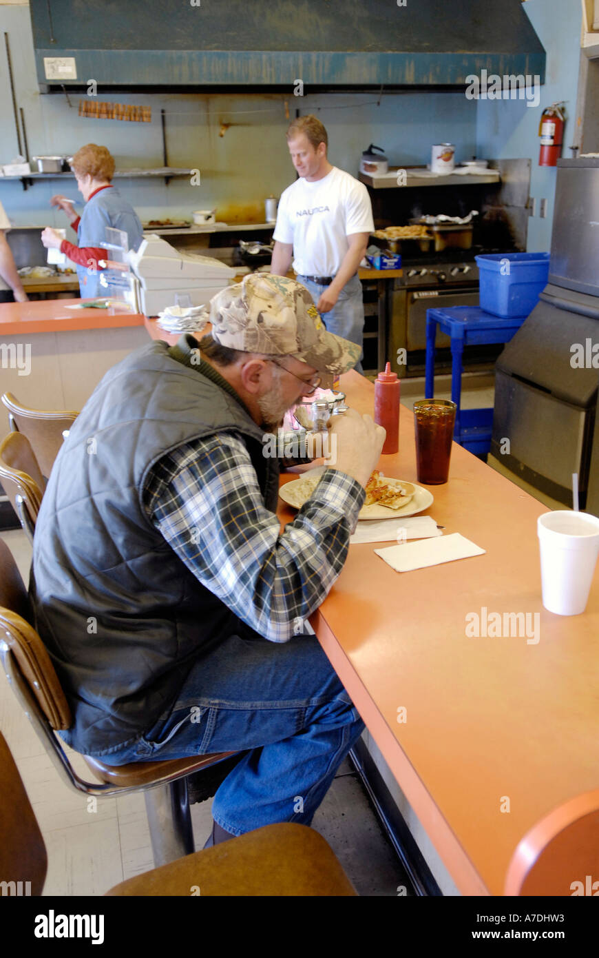Piccolo ristorante di stile familiare nelle zone rurali la Georgia con il proprietario del maschio di parlare con un cliente Foto Stock