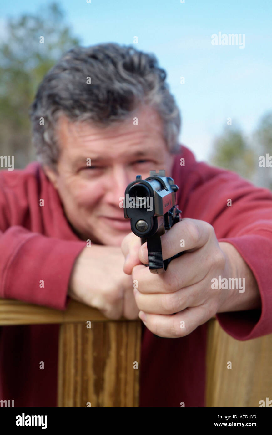 Adulto Uomo pericoloso in possesso di una pistola a mano Foto Stock
