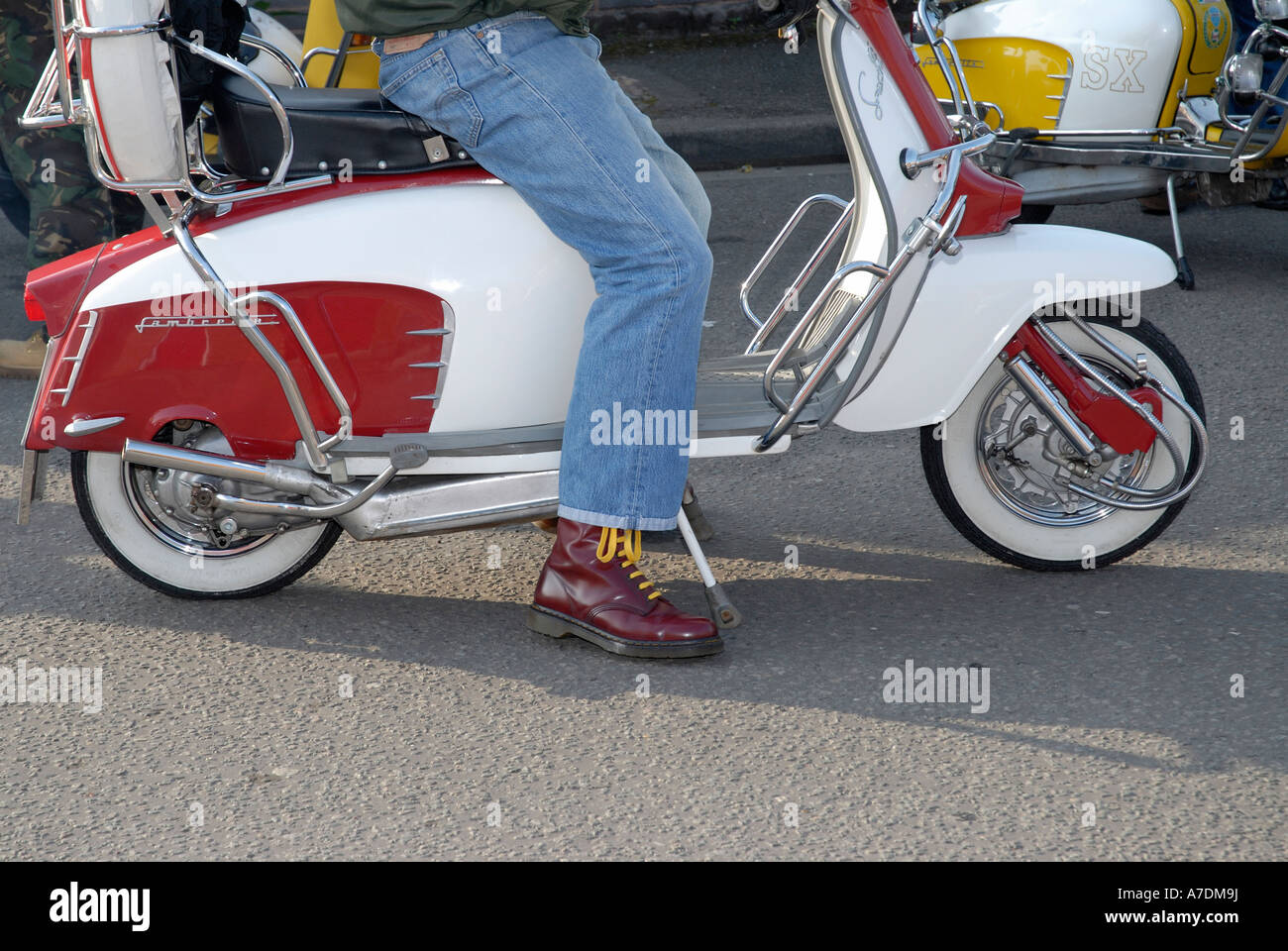 Mod icone di stile con Lambretta scooter, Birmingham Foto Stock