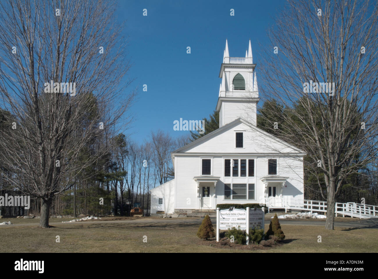 Deerfield Bibbia Chiesa durante i mesi primaverili. Situato a Deerfield New Hampshire USA che è parte della Nuova Inghilterra Foto Stock