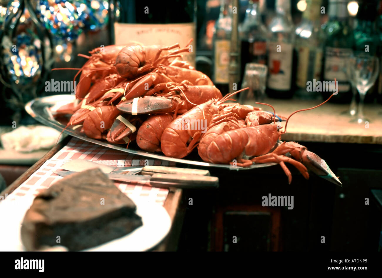 Parigi Francia, cibo cucinato su un piatto Losters dalla Bretagna, ristorante francese 'Aux Crus Bourgogne' Seafood, gastronomia, all'interno dei ristoranti di Parigi Foto Stock