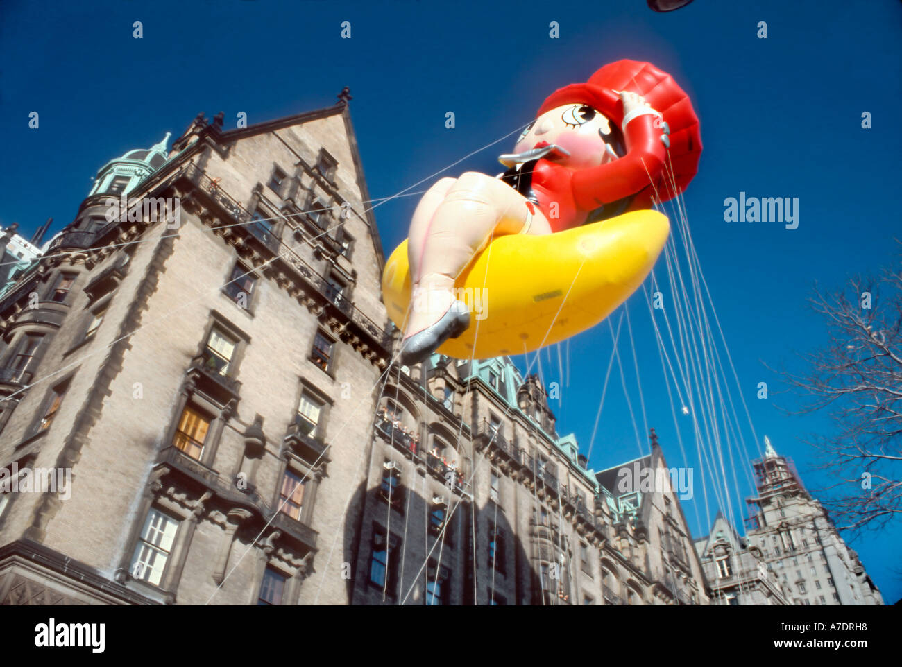 New York NY USA, Eventi pubblici, Balloon gigante 'Betty Boop' Character Thanksgiving Day Parade Flying 'The Dakota' Apartments Foto Stock