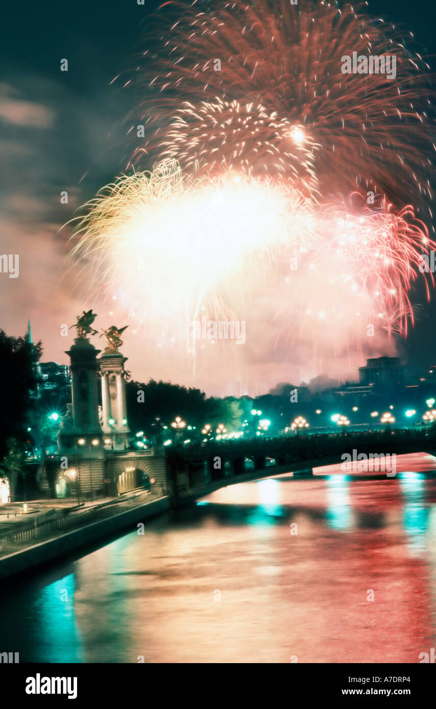Parigi Francia, Vista panoramica, eventi pubblici, 14 luglio, fuochi d'artificio del giorno della Bastiglia sulla Senna, sul Ponte 'Pont Alexandre III' illuminato Foto Stock