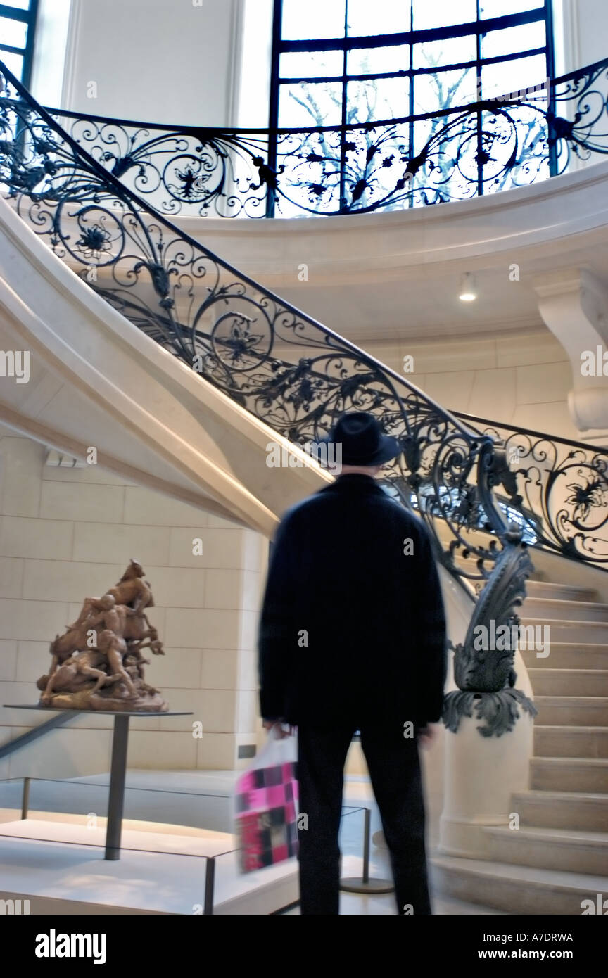 Museo d'arte del vecchio uomo con cappello a Parigi Francia, scalinata interna al Museo il 'Petit Palais' 'Musée des Beaux Arts de la Ville de Paris' scale Foto Stock