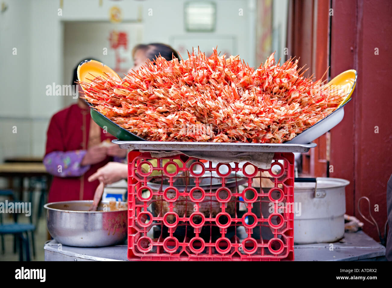 Cina XIAN foto drammatiche di piastre piene di shish spiedini in attesa di essere cotti in un marciapiede ristorante nel quartiere musulmano Foto Stock