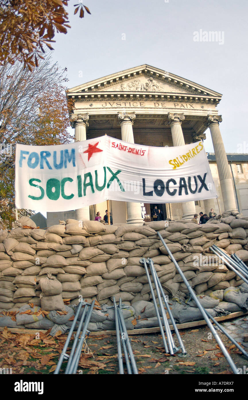 Parigi Francia, barricati Costruzione di sacchi di sabbia "Social Forum' Sede impostare fino a Saint Denis Courthouse Foto Stock