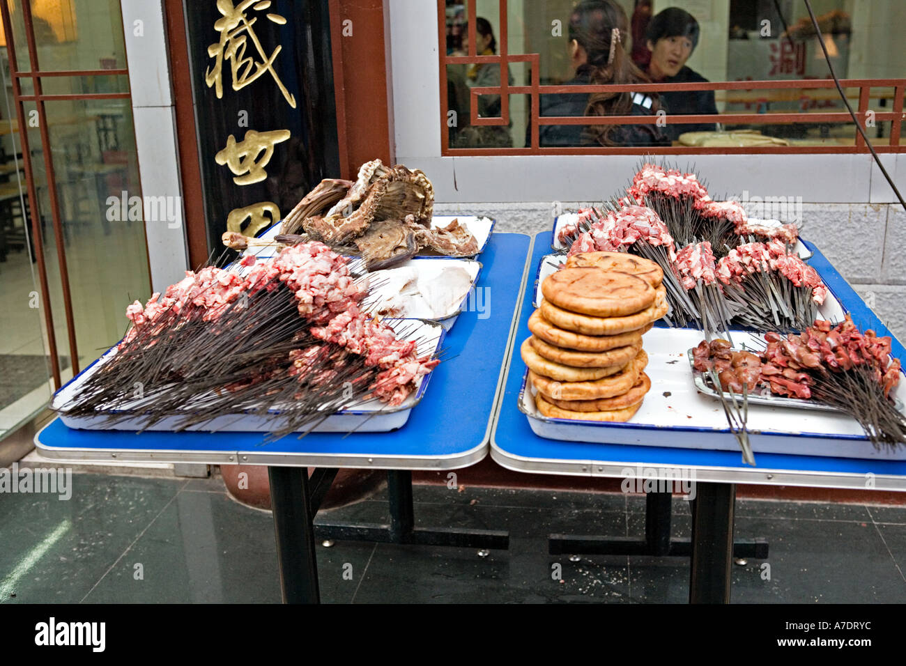 Cina XIAN organo di vari salumi e piccoli uccelli su spiedini pronti per la cottura alla griglia come spiedini Foto Stock