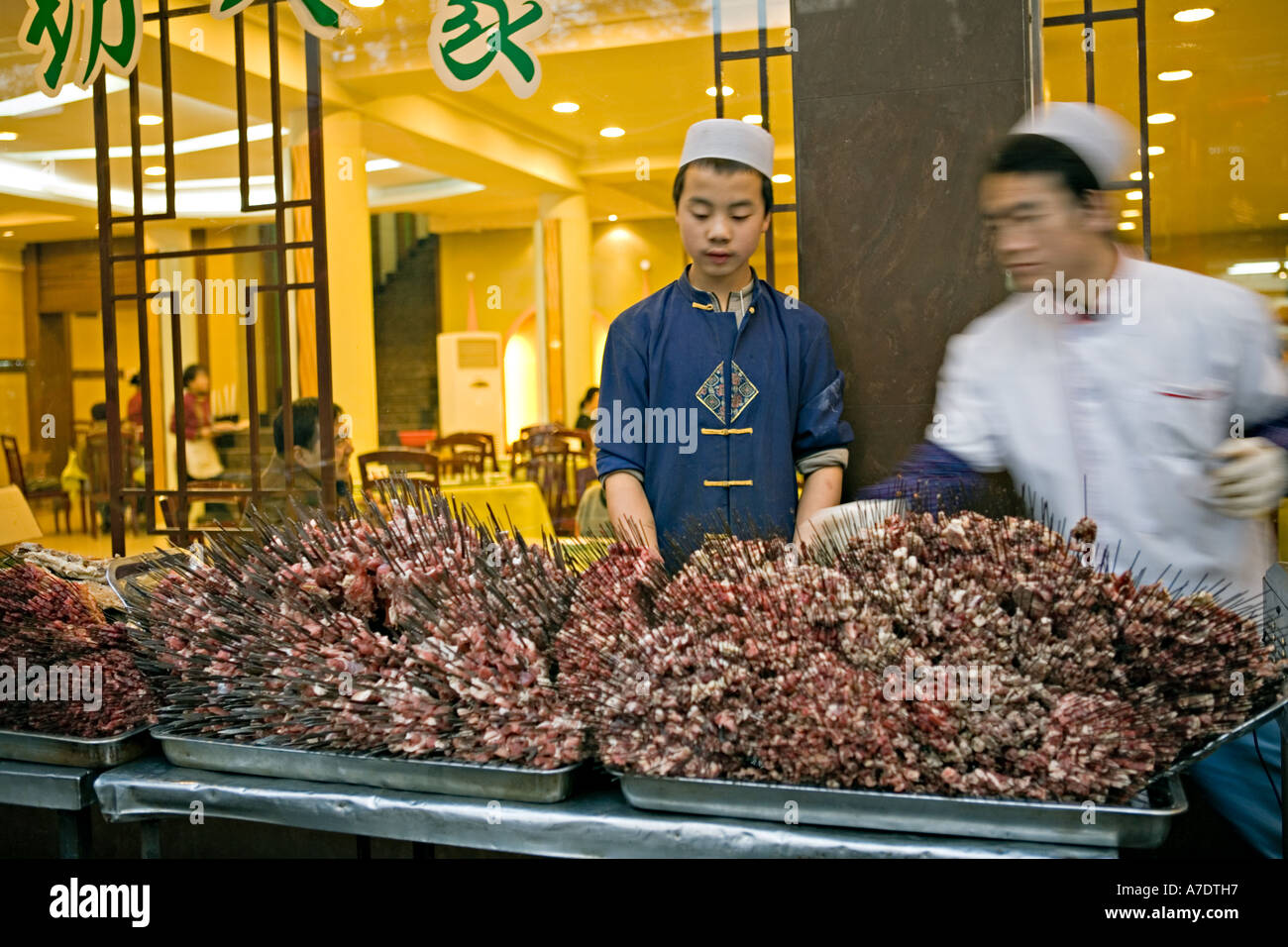 Cina XIAN Ristorante lavoratori impostazione di centinaia di shish spiedini al marciapiede stand fuori del ristorante nel quartiere musulmano Foto Stock