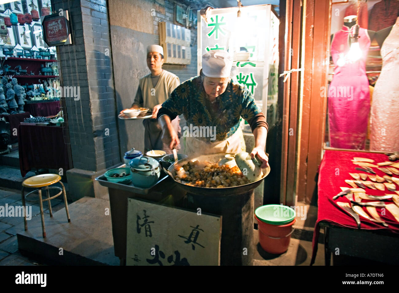 Cina XIAN cinese stirfrying cucinare cibo nel wok gigante Foto Stock