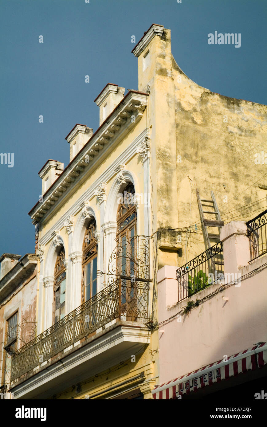 Facciata e balcone di un vecchio edificio sulla strada Obispo all Avana, Cuba. Foto Stock