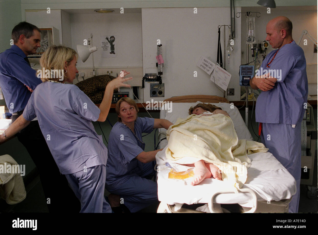 La consultazione prima di prendere la donna incinta in sala operatoria per il forcipe consegna. Foto Stock