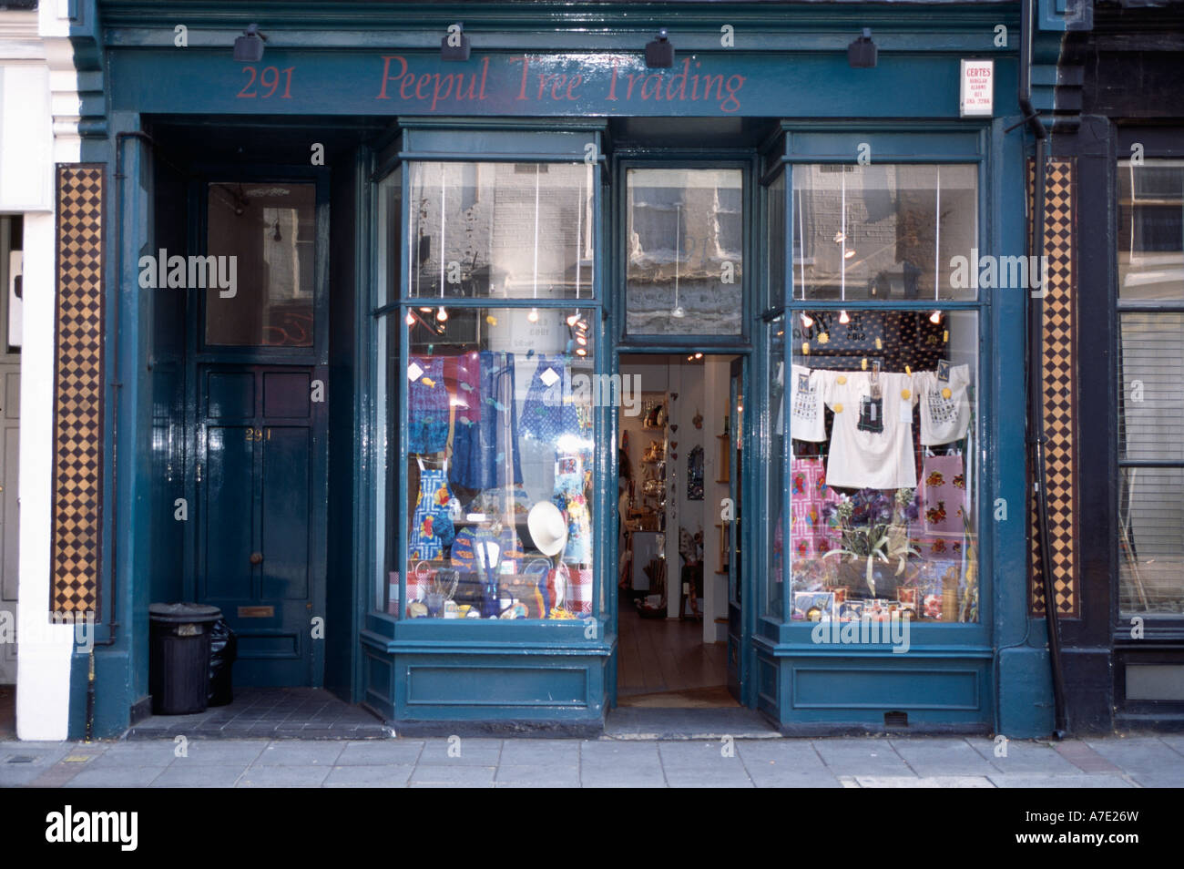 Tradizionale blu shop-anteriori con due finestre di visualizzazione Foto Stock