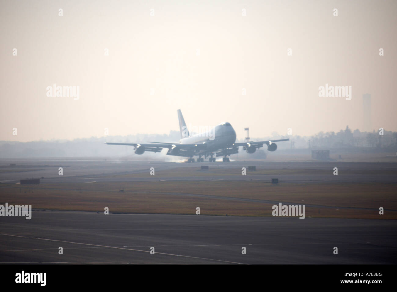 Boeing 747 jumbo jet di toccare in basso e lo sbarco in opacità sulla pista di atterraggio all'Aeroporto Narita di Tokyo Asia Giappone Foto Stock
