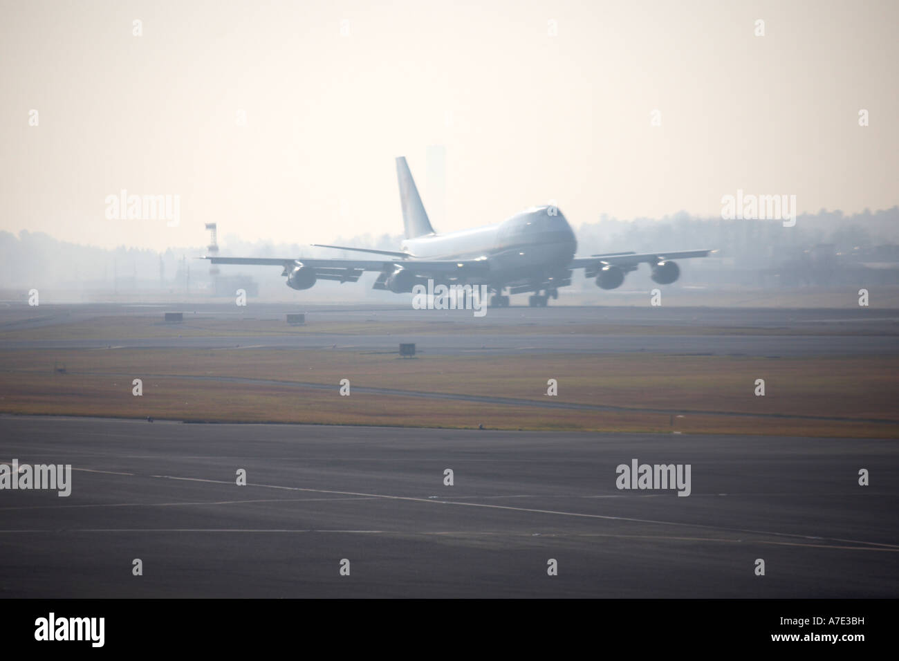 Boeing 747 Jumbo Jet rullaggio dopo l'atterraggio sulla pista di atterraggio all'Aeroporto Narita di Tokyo Asia Giappone Foto Stock