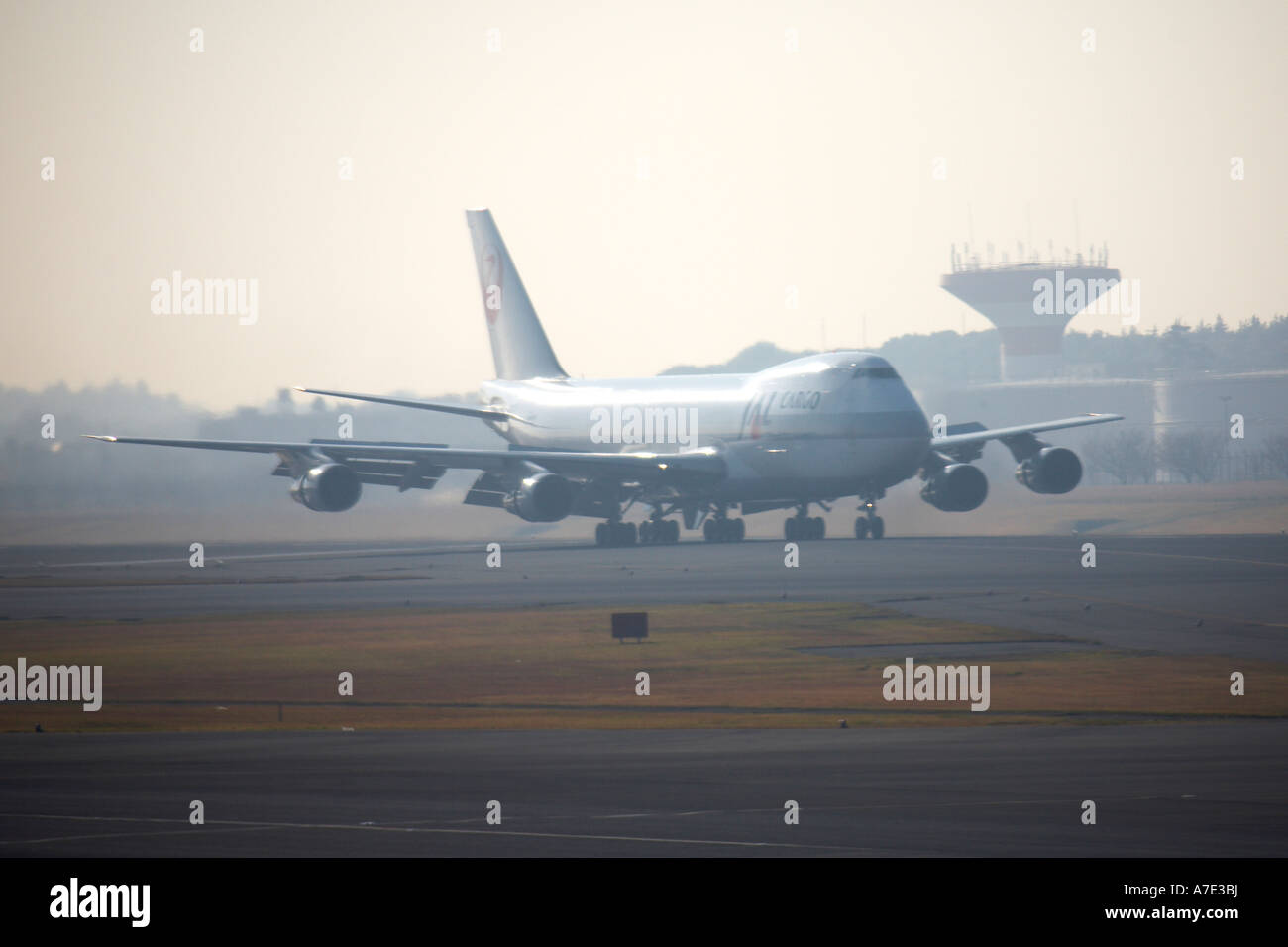 Boeing 747 Jumbo Jet rullaggio dopo l'atterraggio sulla pista di atterraggio all'Aeroporto Narita di Tokyo Asia Giappone Foto Stock
