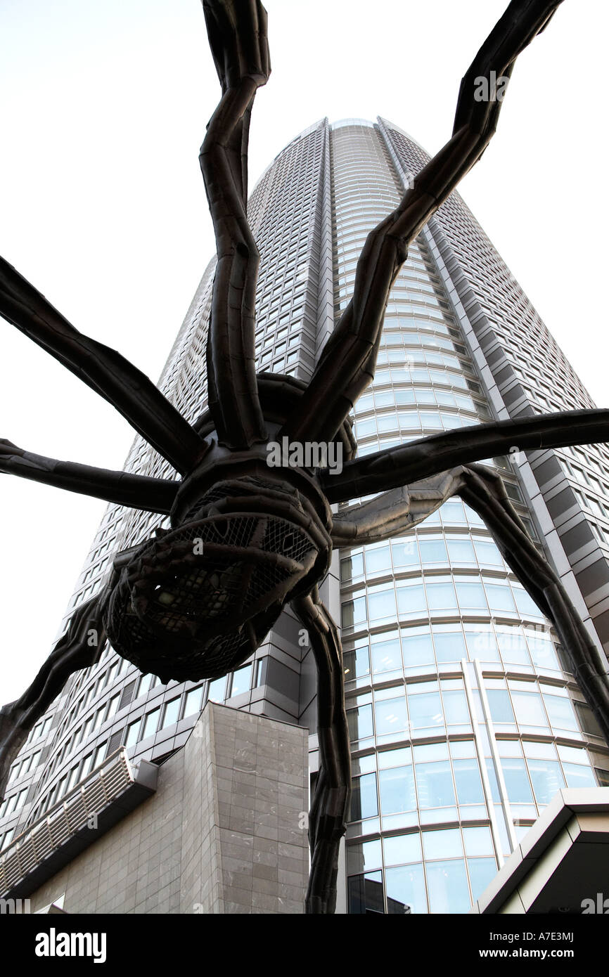 Il ragno gigante scultura di Louise Bourgeois al di sotto di Roppongi Hills Mori Tower nella città di Tokyo Giappone Asia Foto Stock