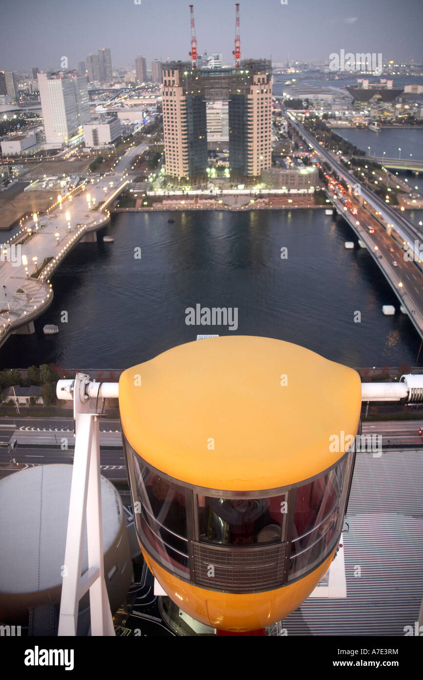 Alto livello semi obliquo vista aerea del nord est al tramonto con il dock e cabina passeggeri dalla ruota panoramica Ferris in Tokyo Teleport Daiba Foto Stock