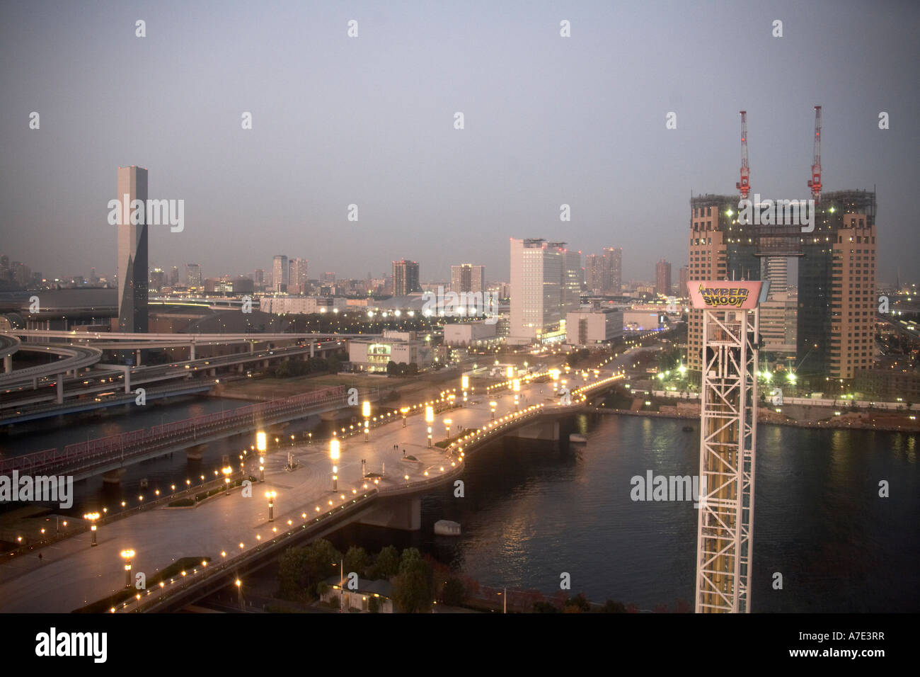 Alto livello semi obliquo vista aerea a nord-est di Ariake West Canal dalla ruota panoramica Ferris in Tokyo Teleport Daiba Foto Stock
