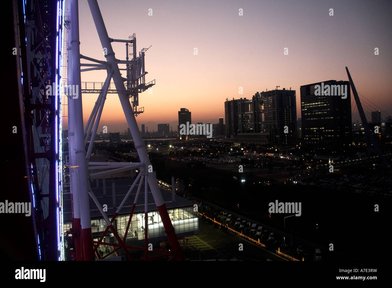 Alto livello semi obliquo vista aerea a ovest di al tramonto della ruota panoramica Ferris in Tokyo Teleport Daiba città di Tokyo Giappone Asia Foto Stock