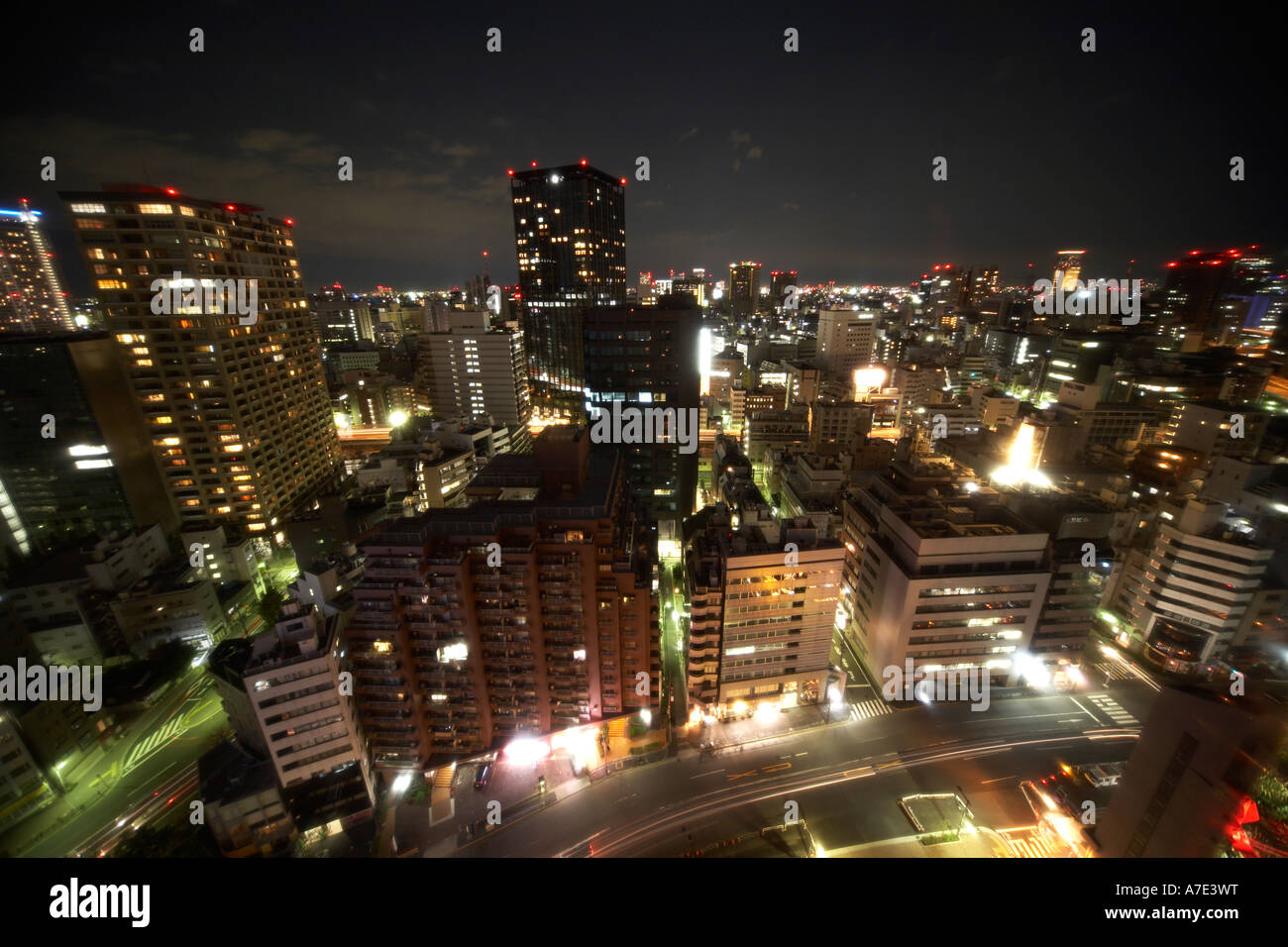 Elevato livello obliquo antenna semi twilight vista notturna a nord-est di edifici per uffici e strade da Hotel Grand Palace citta' di Tokyo Foto Stock