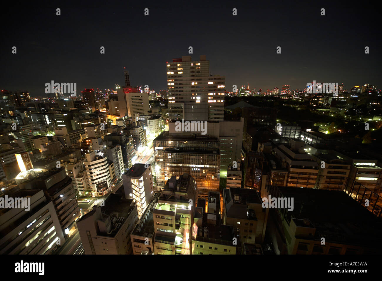 Elevato livello obliquo antenna semi twilight vista notturna a nord-est di edifici per uffici e strade da Hotel Grand Palace citta' di Tokyo Foto Stock