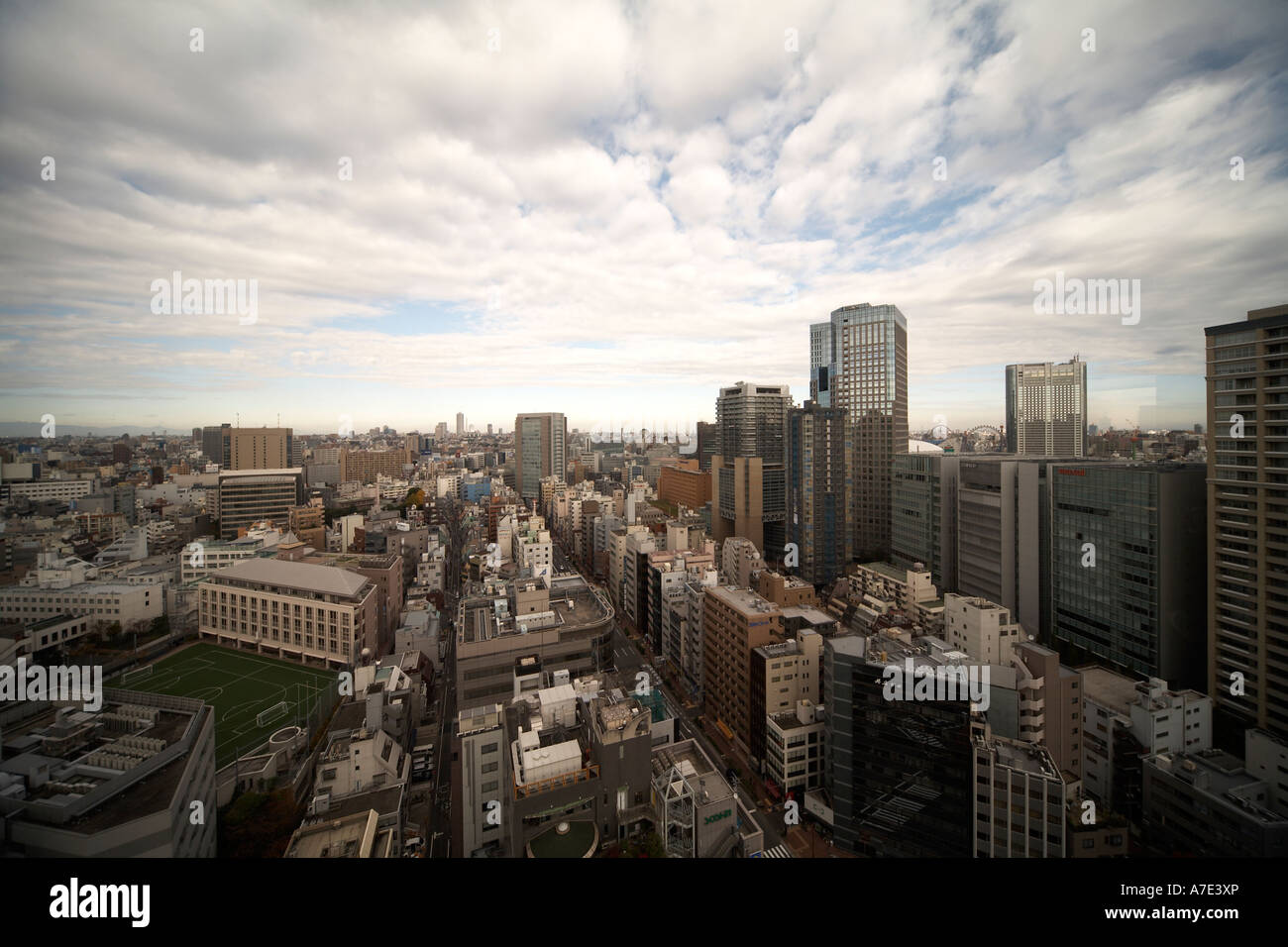 Alto livello semi obliquo vista aerea a nord-est di edifici per uffici e strade da Hotel Grand Palace nella città di Tokyo Giappone Asia Foto Stock