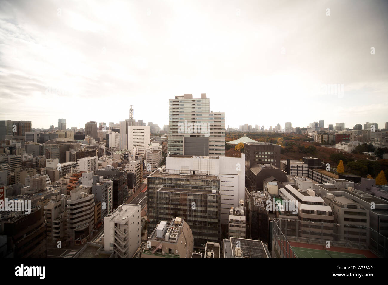 Alto livello semi obliquo vista aerea a sud-ovest di edifici per uffici e strade da Hotel Grand Palace nella città di Tokyo Giappone Asia Foto Stock