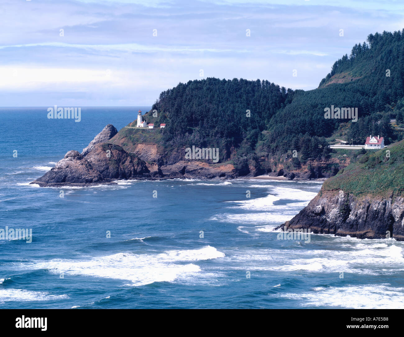 Heceta Head Lighthouse sorge su un promontorio sopra l'Oceano Pacifico presso la Oregon s Devil s il gomito del parco statale Foto Stock