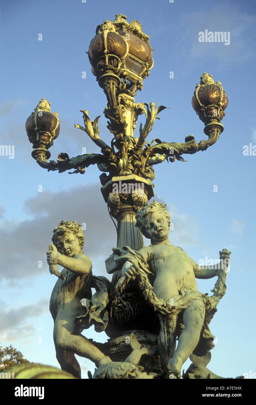 Europa Francia Parigi un dettaglio di un ornato in luce il Ponte Alexander Foto Stock