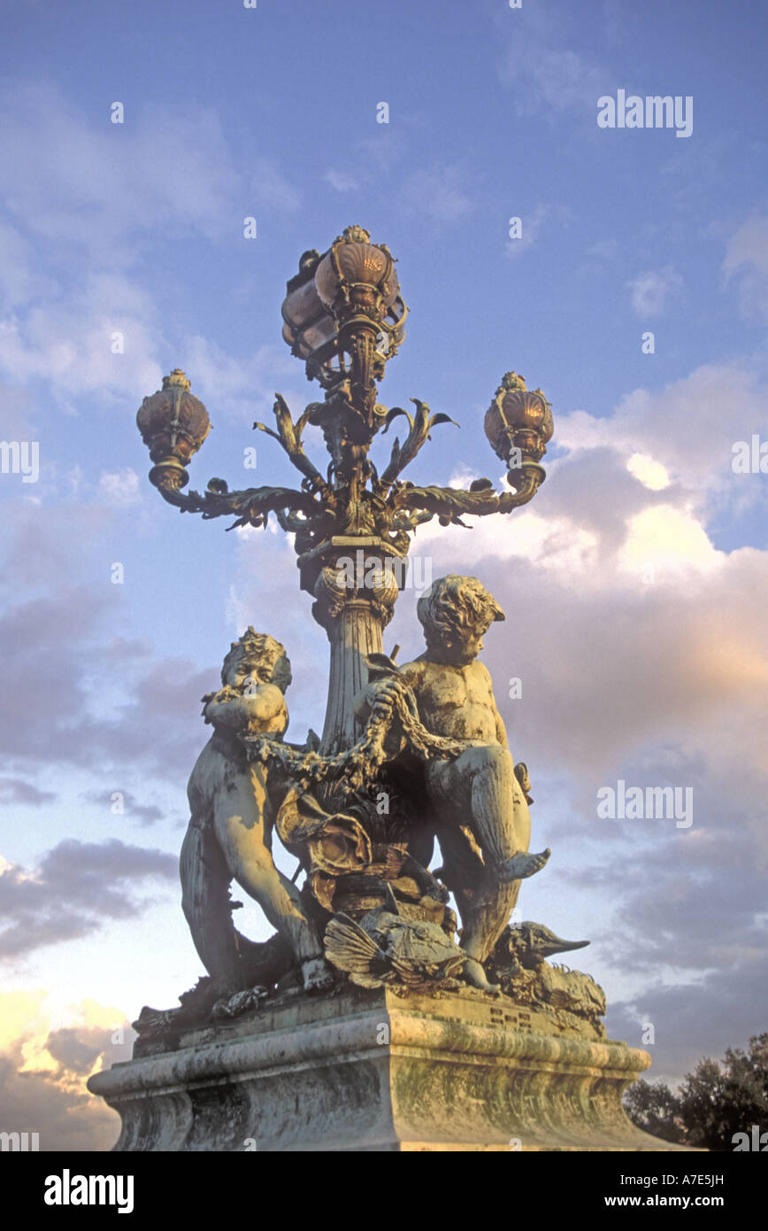 Europa Francia Parigi un dettaglio di un ornato in luce il Ponte Alexander Foto Stock