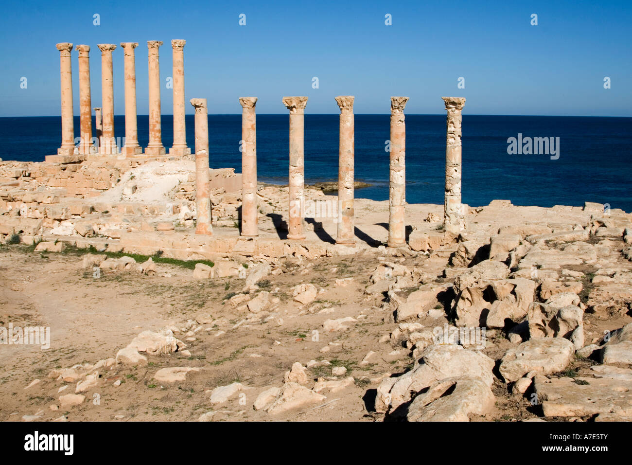 Sabratha, Libia, Nord Africa. Resti romani, il Tempio di Iside, 1° secolo, ricostruito 1920s Foto Stock