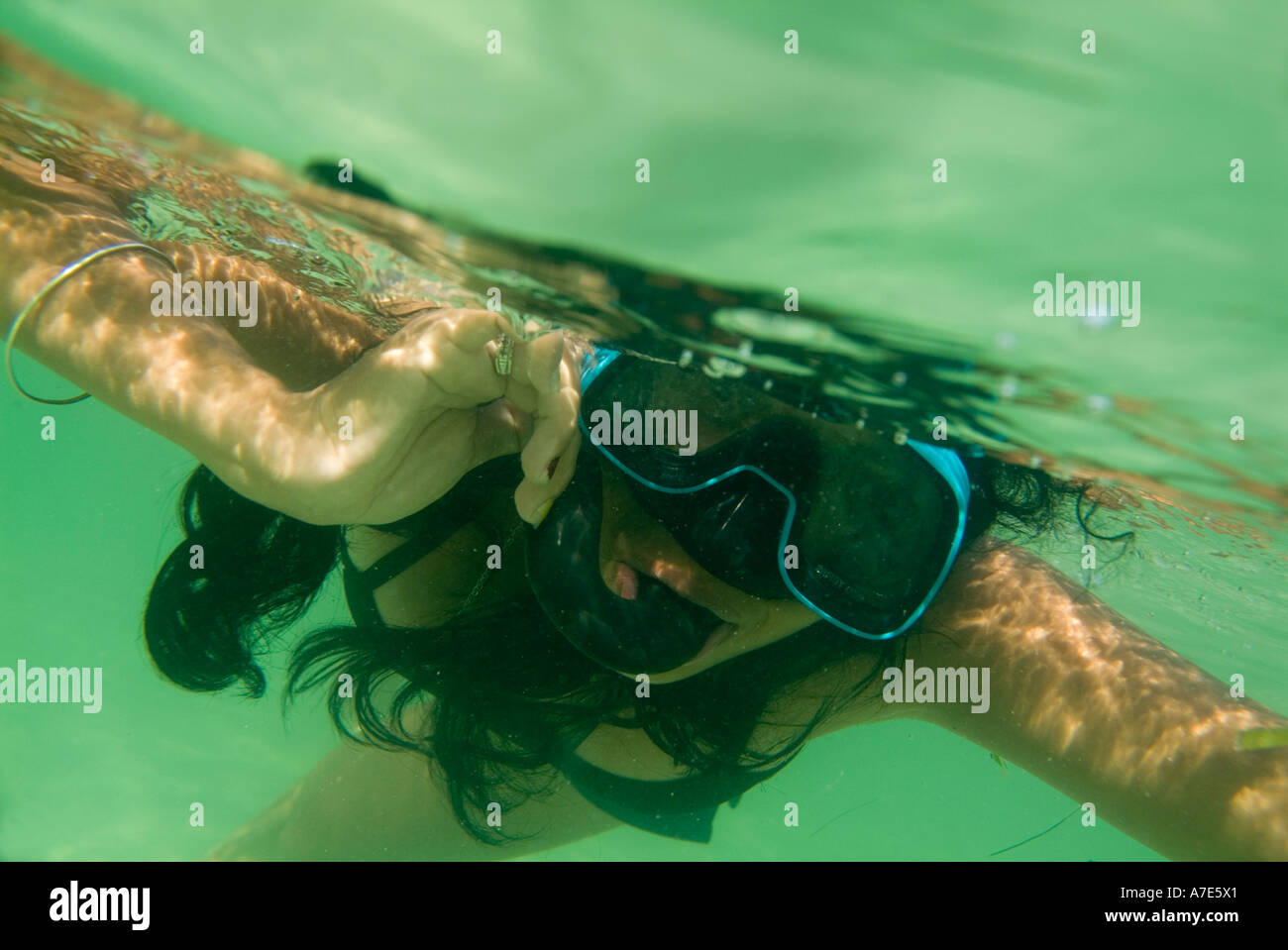 Donna cubana subacquee Snorkeling Cayo Jutias Cuba Foto Stock