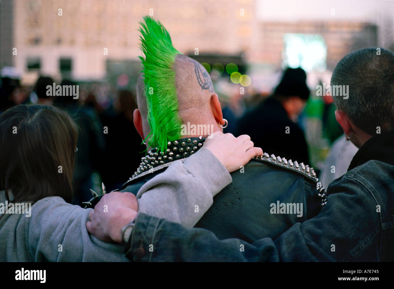 Popolo Irlandese abbracciando a san Patrizio giorno in concerto a Londra England Regno Unito Regno Unito Foto Stock