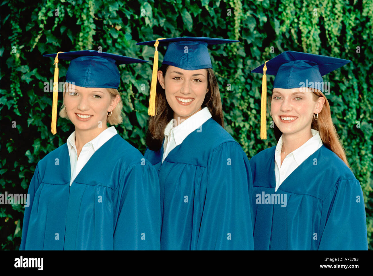 Ritratto di tre laureate, sorridente Foto Stock