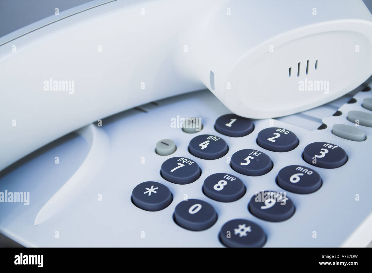 Telefono ufficio. Dettaglio di auricolare e tastierino numerico. Foto Stock