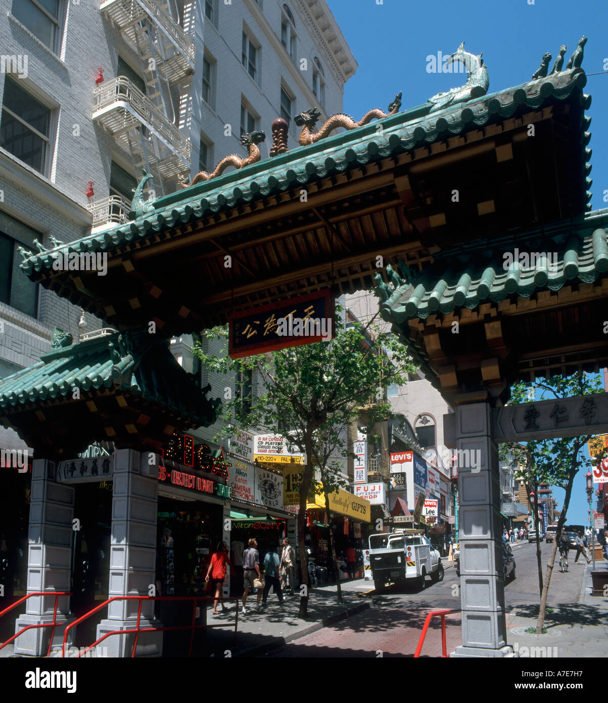 Ingresso a Chinatown su Grant Avenue all'intersezione con Bush Street di San Francisco, California, Stati Uniti d'America Foto Stock